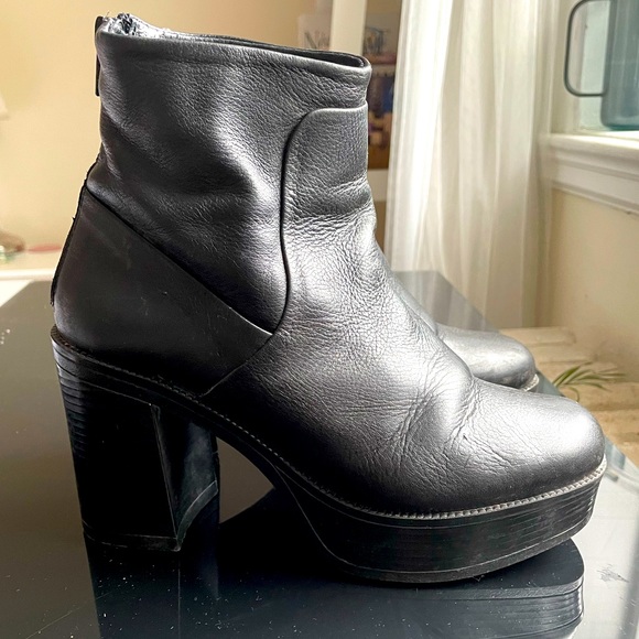 Selling intervalle leather boots size us8. - Picture 2 of 3